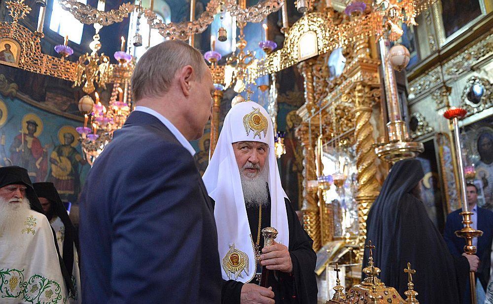 Krievijas prezidents Vladimirs Putins (no kreisās) ieradās Atonas svētvietā kopā ar Krievijas pareizticīgās baznīcas patriarhu Kirilu, un abi vadoņi, politiskais un reliģiskais, nodevās kopīgai lūgšanai, kuras tiešraide notika reliģiskajā TV kanālā “Cargrad”.