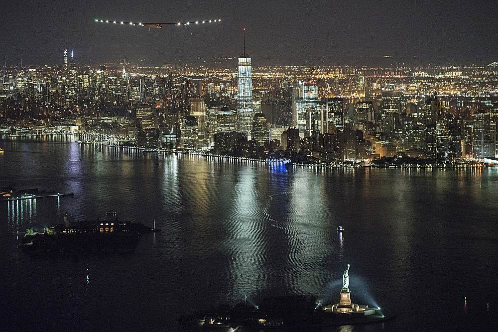 11. jūnijā ar saules enerģiju darbināmā lidmašīna “Solar Impulse” nolaidās Džona Kenedija lidlaukā Ņujorkā, bet vakar devās lidojumā pāri Atlantijas okeānam.