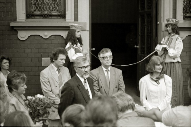 “Dauderu” atklāšana 1990. gadā. Gaidis Graudiņš centrā, līdzās tābrīža kultūras ministram Raimondam Paulam.