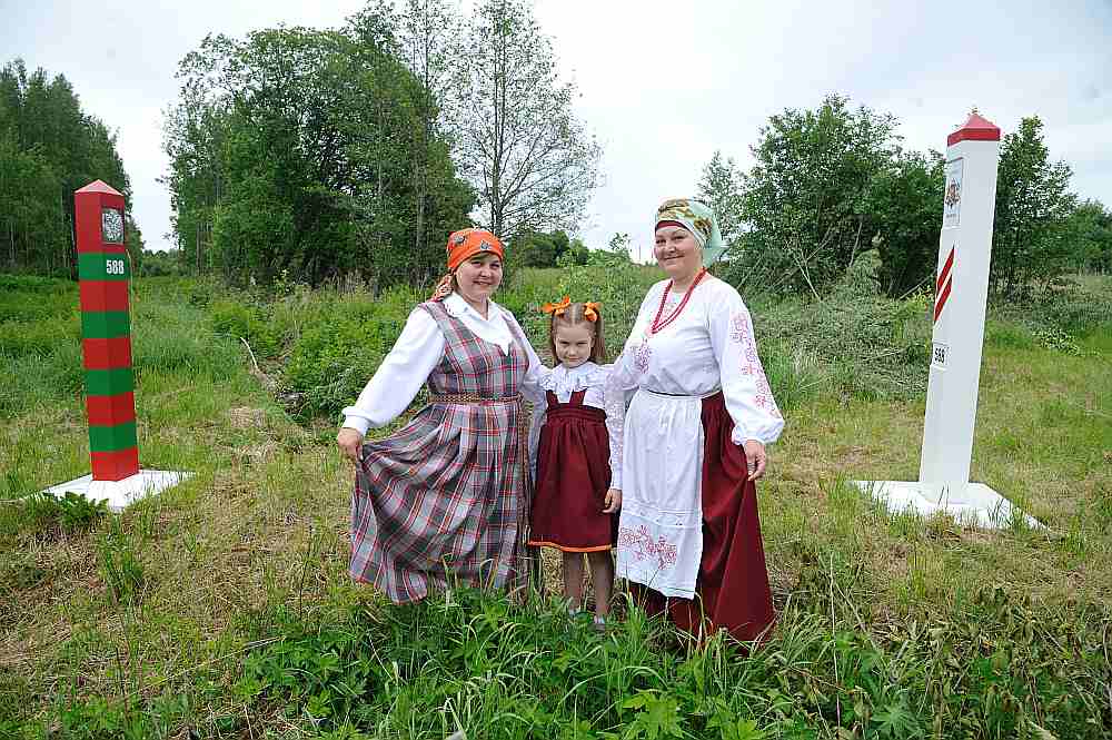 Māsas Ludmila Uglovska (no kreisās) un Tatjana Steklova, kā arī Ludmilas meitiņa Nastja dejo kopš bērnības.