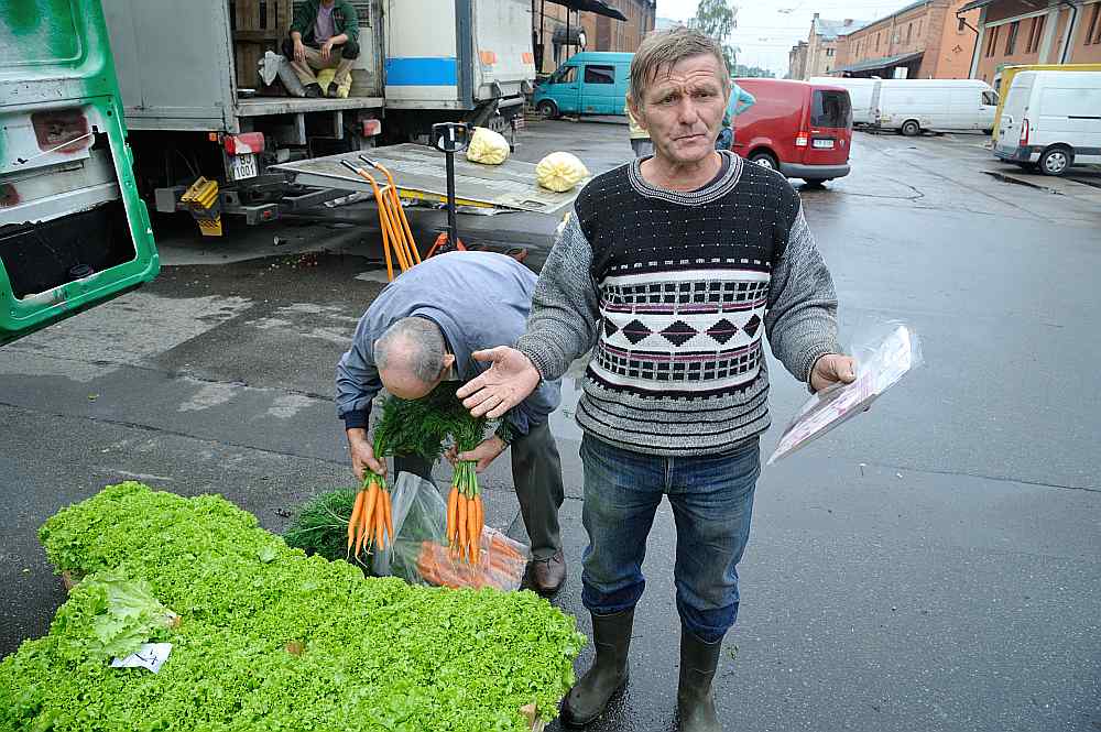 Jelgavas novada saimniecības “Tūjas” saimnieks Nikolajs Bevza ir neizpratnē: “Es pats audzēju, pats novācu, un kāpēc man vēl pašam sev jāraksta pavadzīmes?”