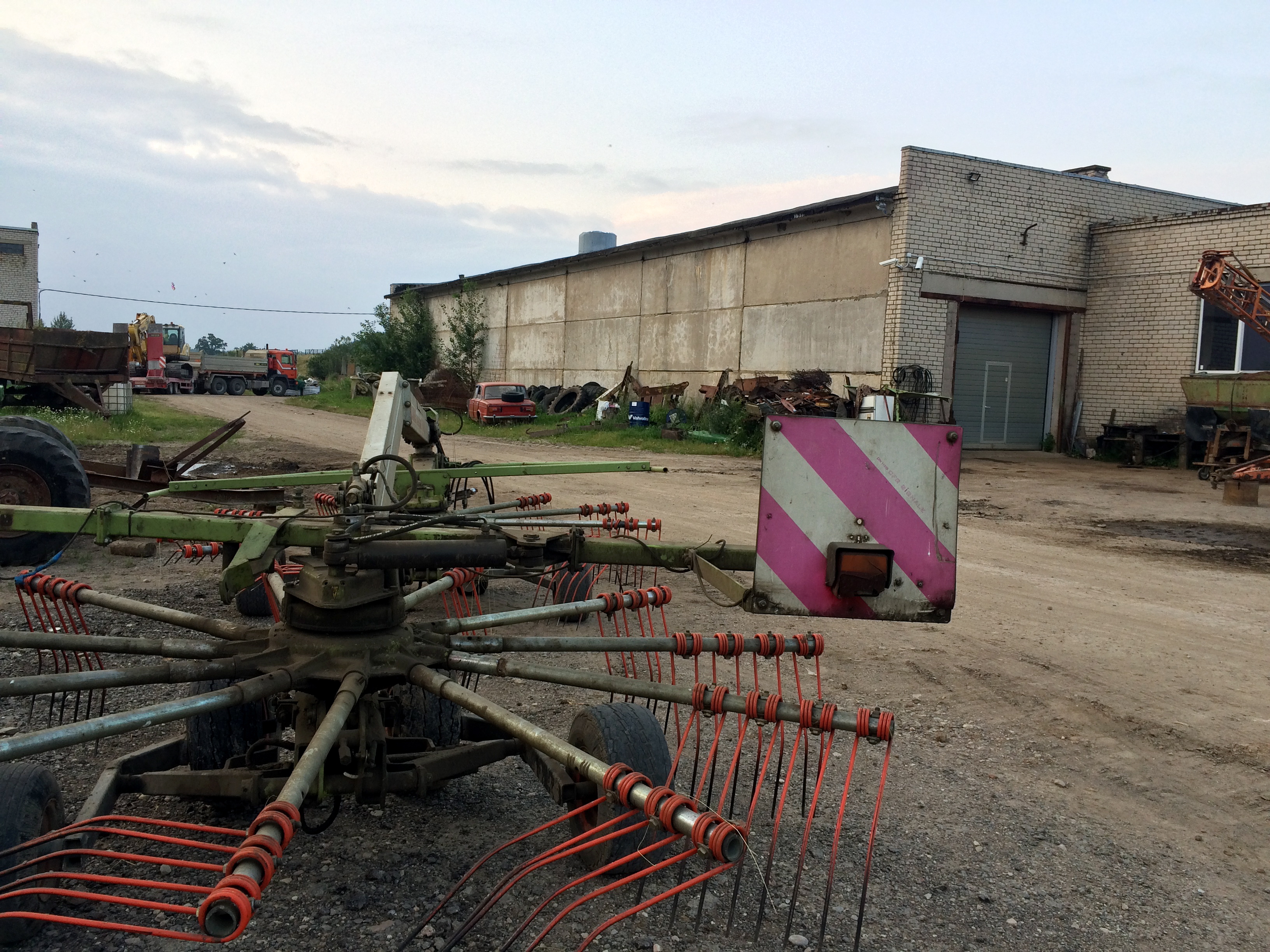 Dobeles novada Jaunbērzes pagasta zemnieku saimniecība “Makleri”, kur noticis negadījums kūtsmēslu-šķidrmēslu pārsūknēšanas vada avārijas dēļ un bojā gājuši četri cilvēki.