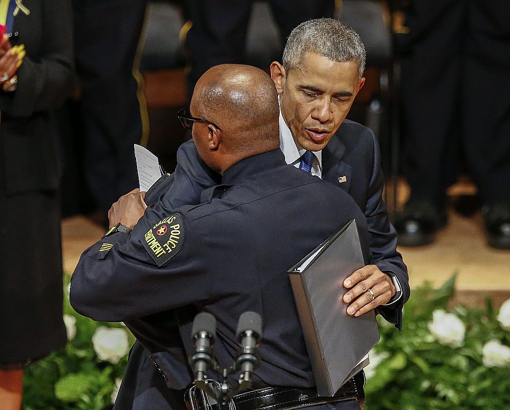 ASV prezidents Baraks Obama izsaka līdzjūtību Dalasas policijas departamenta šefam Deividam Braunam pieciem kritušajiem Dalasas policistiem veltītajā piemiņas brīdī.