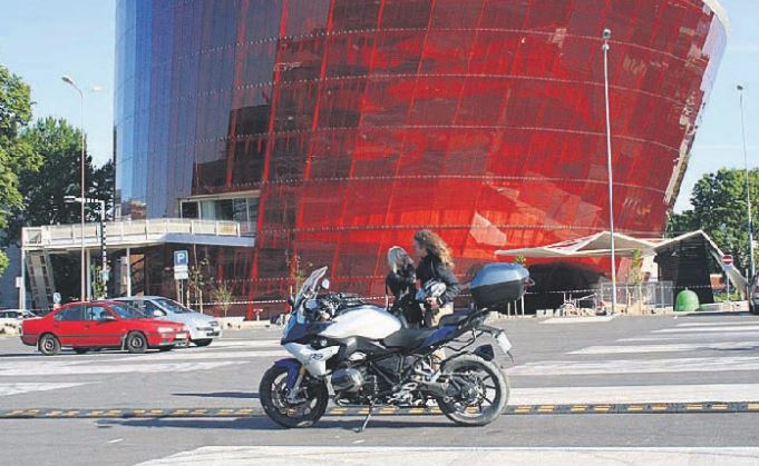 Ar “BMW R 1200 RS” var raiti ērti un bez izrādīšanās aizšaut uz randiņu no Rīgas uz Liepāju. Tiesa, kamēr Liepājas šoseja nav sabojājusies un negribas no tās nobraukt uz zemes ceļiem. Meitenes to novērtēs. Tas ir stilīgāk ne tikai par vecu nisanu, bet arī par jaunu fordu.