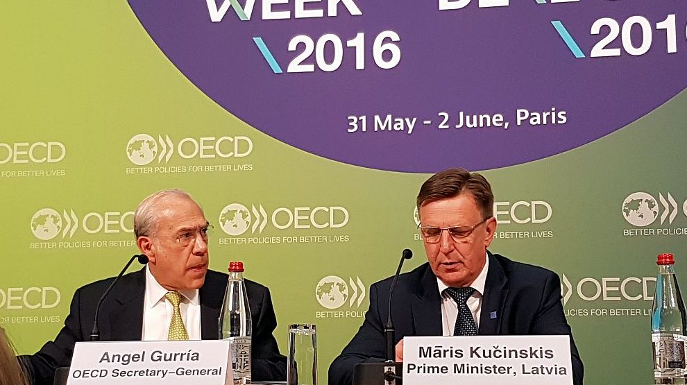 Ministru prezidents Māris Kučinskis (no labās) un Ekonomiskās sadarbības un attīstības organizācijas (OECD) ģenerālsekretārs Anhels Gurija Parīzē paraksta līgumu par Latvijas pievienošanos OECD.
