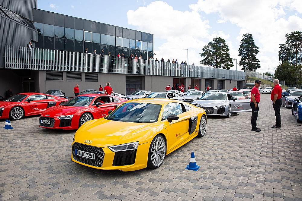 Prezentācija un iepazīšanās ar automobiļiem norisinājās nesen atjaunotajā Motormuzejā, kura apmeklējums arī bija iekļauts programmā.
