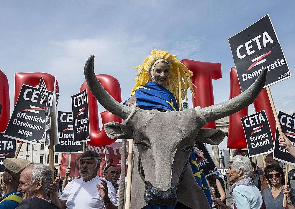 Protesta gājiens pret CETA līgumu Berlīnē 30. jūnijā, ko rīkoja pilsoņu kustība “Compact”, kas par progresīvu politiku apvieno 1,7 miljonus vāciešu.