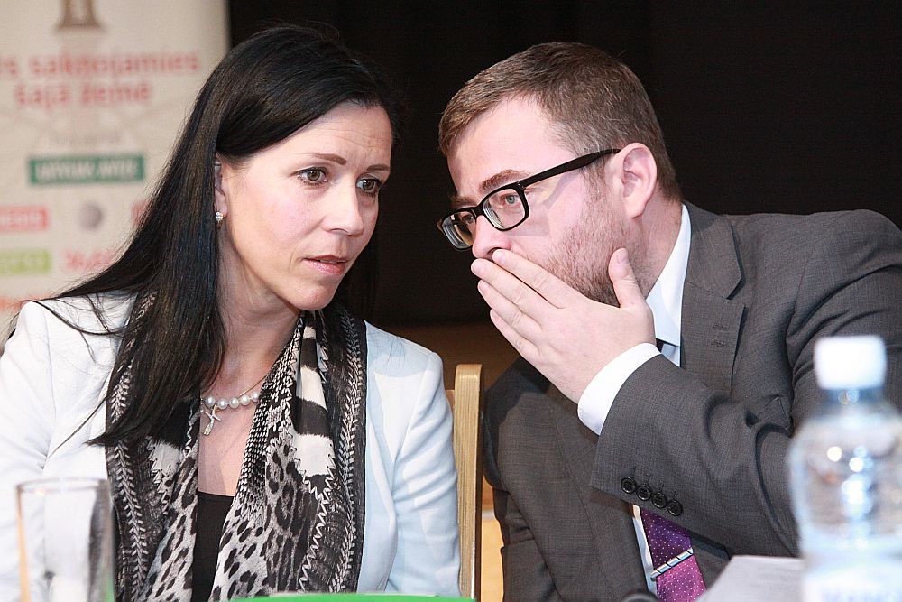 Labklājības ministrijas parlamentārā sekretāre Karina Ploka un ministrijas valsts sekretāra pienākumu izpildītājs Ingus Alliks.