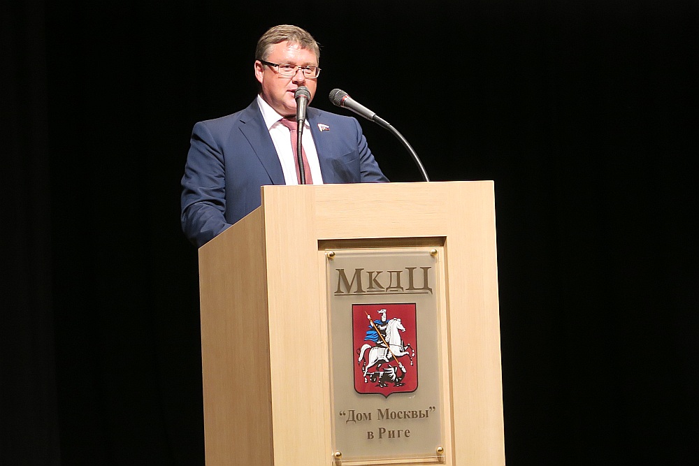 Georgija Karlova uzruna Maskavas namā atgādināja aģitācijas paziņojumu, kurā bija gan toņkārta “mēs jūs atceramies”, gan solījumi risināt “tautiešu” problēmas Latvijā.