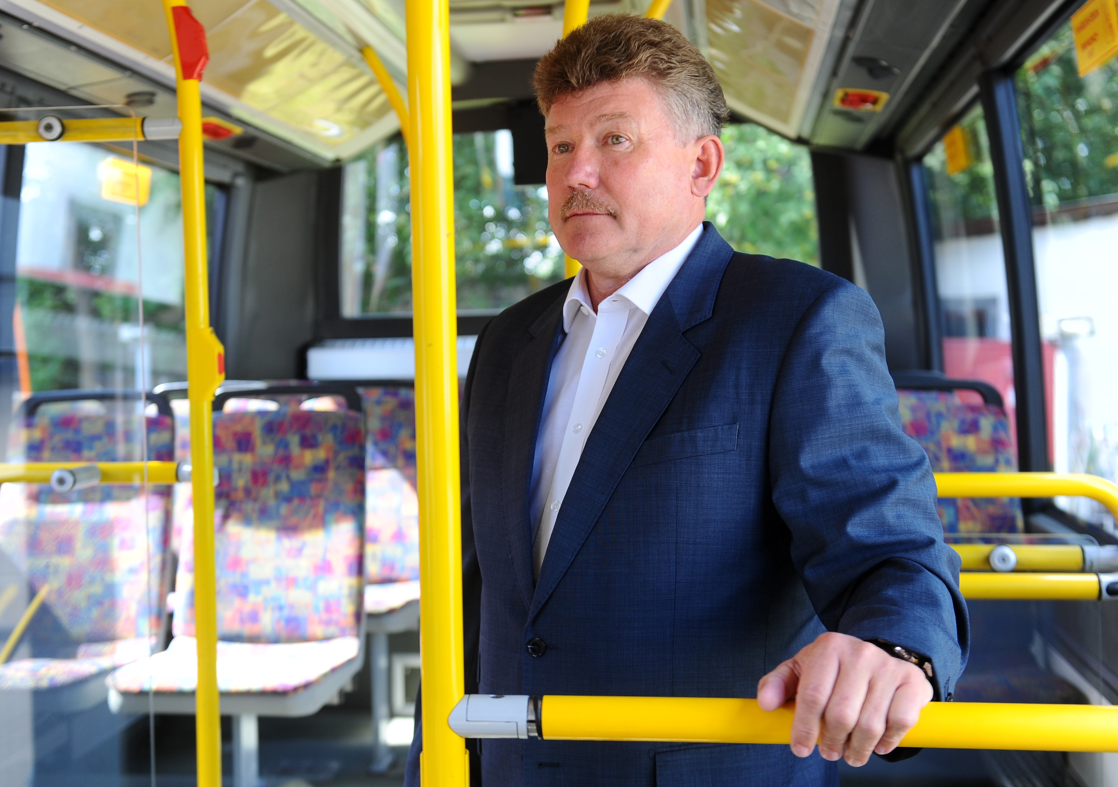 SIA “Rīgas satiksme” valdes priekšsēdētājs Leons Bemhens apmeklē uzņēmumu “Rīgas satiksme”, lai apskatītu pirmos septiņus autobusus, kurus “Rīgas satiksme” gatavo nodošanai pilsētas skolu vajadzībām.