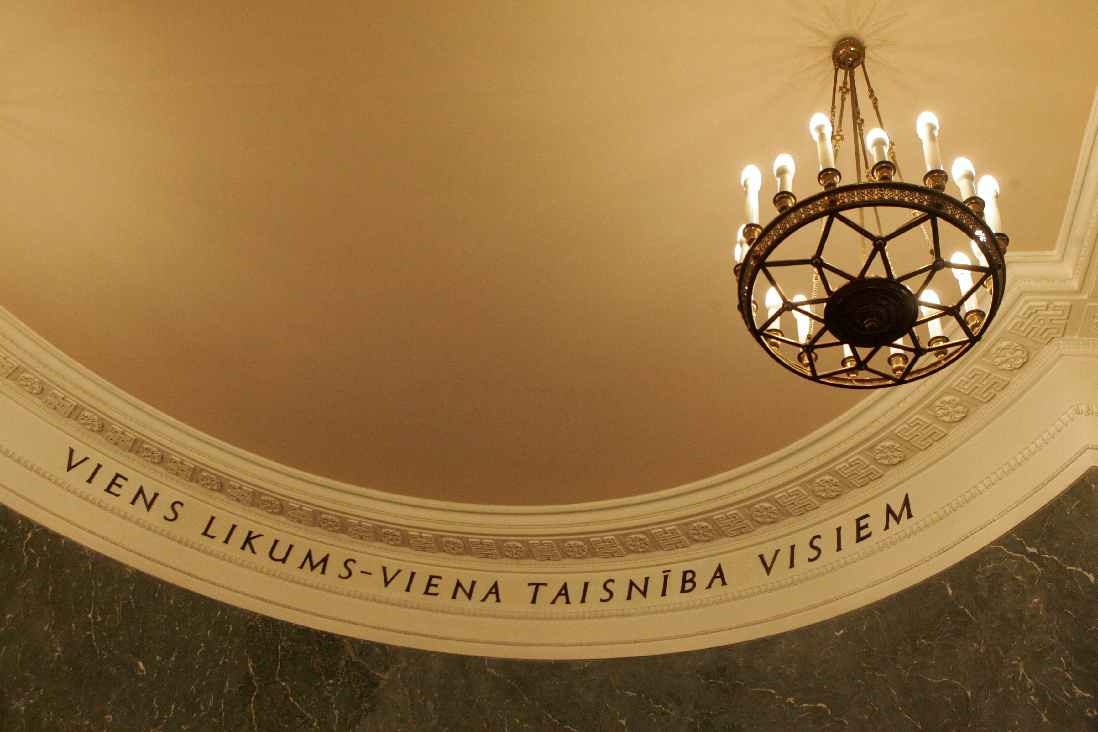Uzraksts Latvijas Republikas Ministru kabineta sēžu zālē.