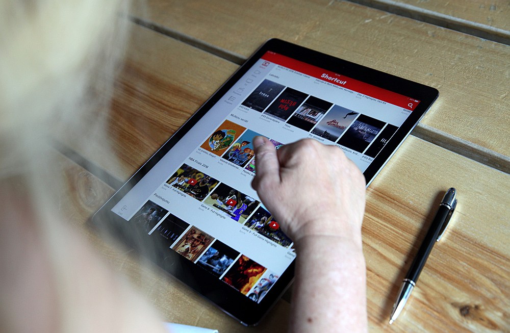 Planšetē – “Lattelecom” jaunā izklaides platforma “Shortcut”, kas piedāvā seriālu, filmu, TV kanālu satura apvienojumu un tiešraides.