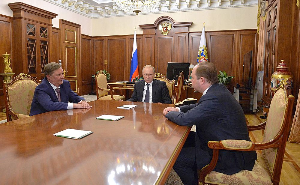 Krievijas prezidents Vladimirs Putins (centrā) pateicās Sergejam Ivanovam (no kreisās) par lielisko darbu, apgalvojot, ka administrācijas vadītājs atkāpjas pēc paša lūguma, un iecēla viņa vietā mazpazīstamo ierēdni Antonu Vaino, kurš zināms kā cilvēks, kas ir personiski lojāls Putinam.