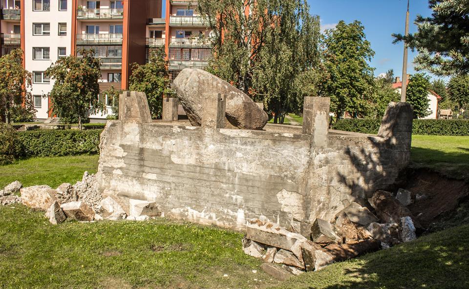 Šā pussabrukušā jūrnieku pieminekļa nojaukšana, LImbažos kas nav apbedījuma vieta, izpelnījās Krievijas notu.