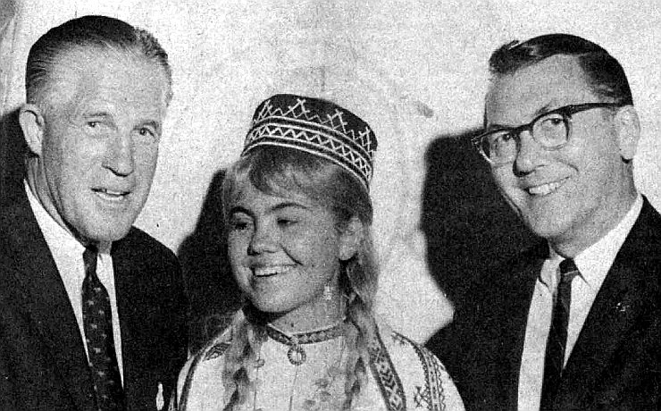Mičiganas gubernators G. Romnijs un senators R. P. Grifins ar latviešu pārstāvi 1966. gadā.