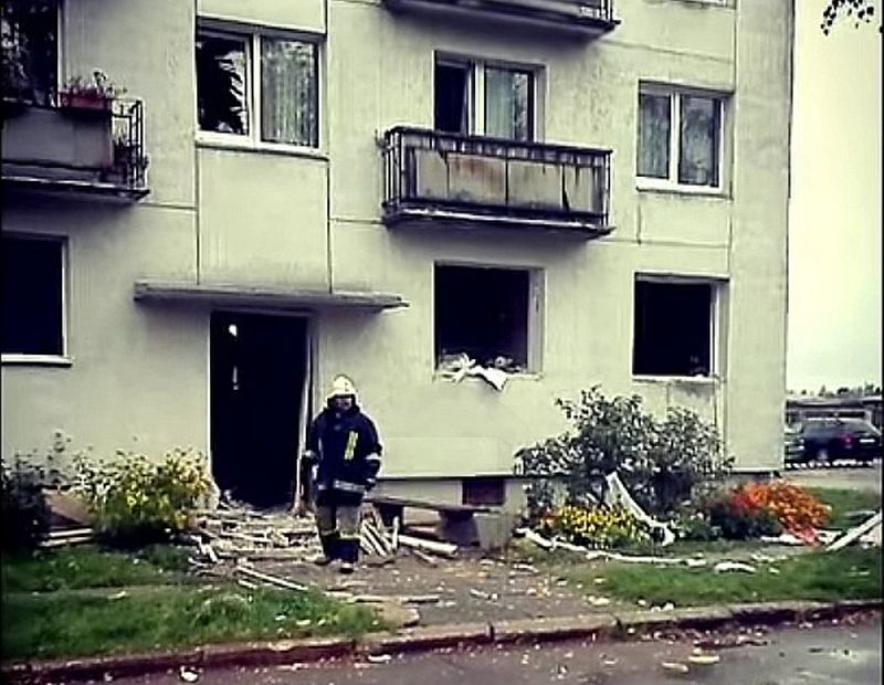Ēkas augšējo stāvu dzīvokļu logi, kuriem sprādzienā izbira stikli, pēcāk tika aizklāti ar plēvēm, bet pirmā stāva dzīvokļa logi – aizbarikādēti ar skaidu plāksnēm, lai kāds pa tiem neiekāpj.