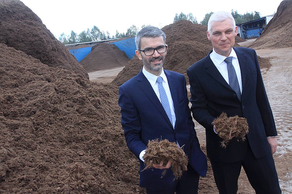SIA “Pindstrup Latvia” finanšu un administratīvais direktors Edijs Ločmelis (no kreisās) un valdes priekšsēdētājs Simons Soe.