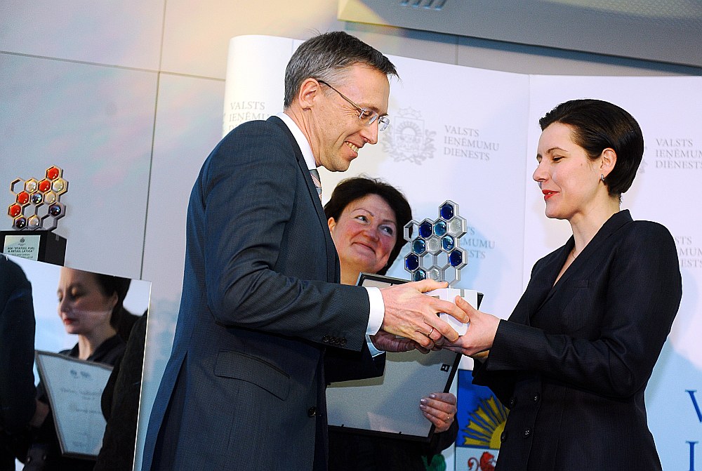 Labākais pelnītājs – SIA “Mikrotīkls”. Finanšu ministre Dana Reizniece-Ozola pasniedz balvu 2015. gada lielākajam eksportētājam uz trešajām valstīm uzņēmuma līdzīpašniekam Arnim Riekstiņam VID Lielo nodokļu maksātāju apbalvošanas svinīgajā pasākumā šā gada martā.