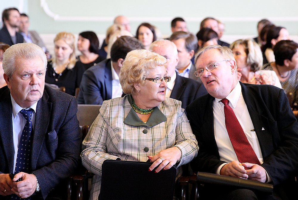 Saeimas deputātiem Andrim Bērziņam (ZZS) (pirmais no kreisās), Aijai Barčai (ZZS) un Romualdam Ražukam (“Vienotība”) ir gadiem uzticēta veselības aprūpes politika. Bet tagad viņiem jāklausās, kā Pasaules veselības organizācijas un Ekonomiskās sadarbības un attīstības organizācijas pārstāvji kritizē politiķus par to, ka iedzīvotāju līdzmaksājumi par ārstēšanu Latvijā ir visaugstākie Eiropā.