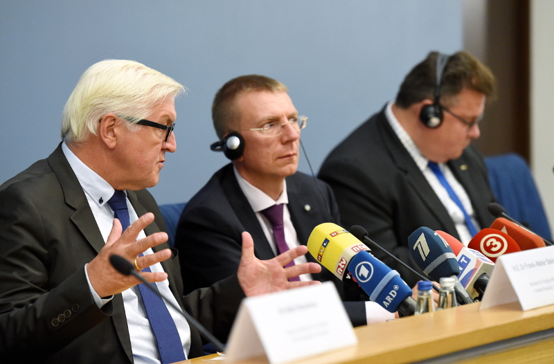 Vācijas ārlietu ministrs Franks Valters Šteinmeiers (no kreisās), Latvijas ārlietu ministrs Edgars Rinkēvičs un Lietuvas ārlietu ministrs Lins Linkevičs preses konferences laikā Ārlietu ministrijā.