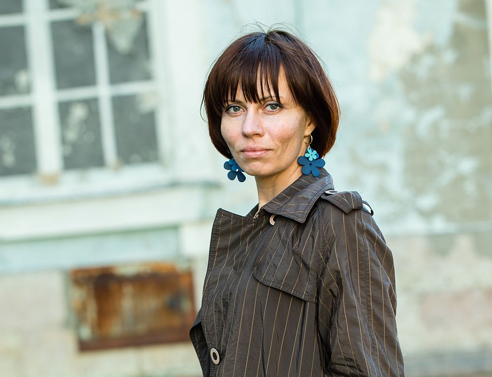 Ilze Eņģele: “Kādam oktobris ir mīlestības pavasaris, un, ak, cik spoži rotājas saule lapu zeltā, kas zalgo pēc tikko nolijuša lietus, un cik spēkpilni slīd mākoņu karakalpi rudens debesīs, un vai sarunām sveču gaismā ir kāda darīšana par to, cik gara vai īsa ir diena?”