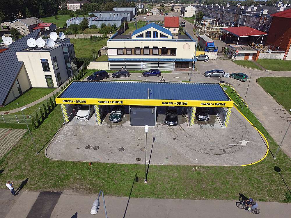 Šā gada vasarā jaunas “Wash and Drive” pašapkalpošanās automazgātavas atklātas Liepājā un Valmierā (attēlā). Tās izbūvētas sadarbībā ar banku “Citadele”. Vienas šādas mazgātavas izveidē ieguldīti ap 400 000 eiro.