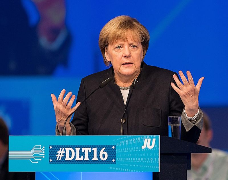 Vācijas kanclere Angela Merkele sestdien uzstājās CDU partijas jaunatnes spārna saietā Paderbornā, cenšoties pārliecināt jaunos cilvēkus par sava politiskā kursa pareizību.
