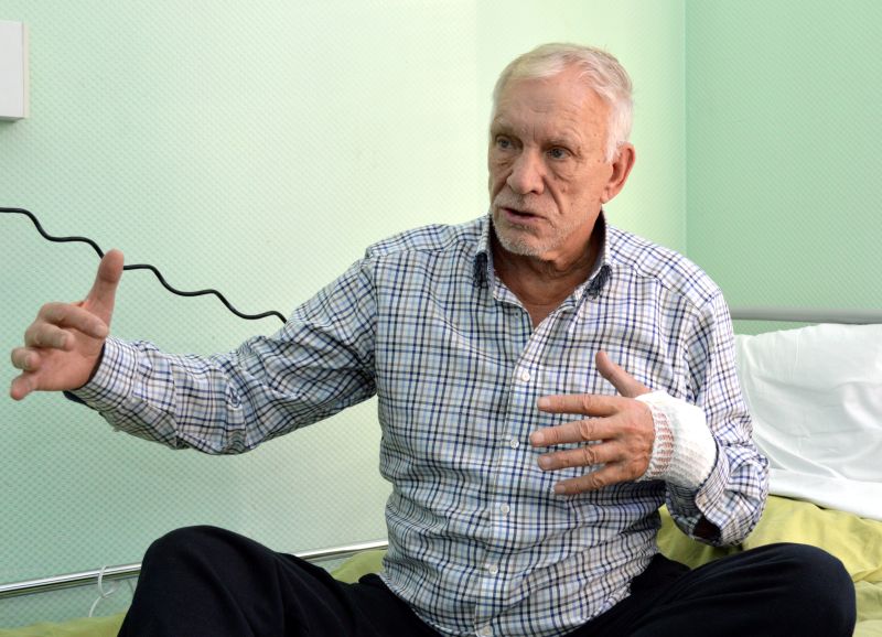 Uzņēmējs Jūlijs Krūmiņš slimnīcas palātā sniedzis vairākas intervijas pēc KNAB aizturēšanas.