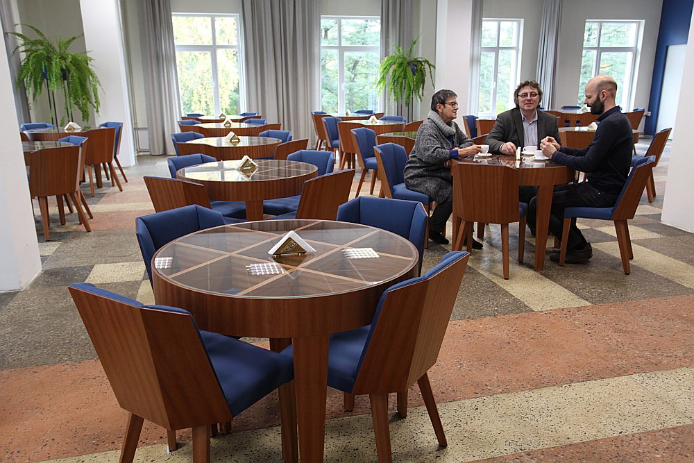 Tehnikuma direktore Maija Vanaga (no kreisās) atzīst, ka ēdnīca ar jauno iekārtojumu kļuvusi par patīkamu vietu gan audzēkņiem, gan pedagogiem, kuriem pat speciāli izgatavots lielāks apaļais galds. Viņa vēlētos, lai koka mākslas un metālmākslas nodaļas kolēģu Arvīda Verzas (centrā) un Rūdolfa Bekiča iniciatīvai skolas telpu iekārtošanā pievienotos arī vides mākslas nodaļa.
