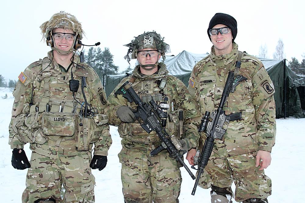 ASV 173. aviācijas brigādes karavīri – leitnants Gabriels Loids (no kreisās) un seržanti Metjū Mouers un Viljams Glens Latvijā uzturas ASV operācijā “Atlantic Resolve”, kurai ir agresijas atturēšanas funkcijas.