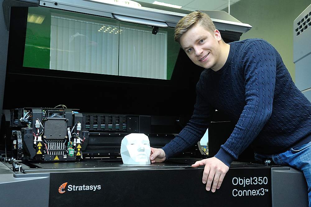 “3DBaltic.eu” valdes priekšsēdētājs Jānis Jātnieks demonstrē jaudīgo trīs dimensiju industriālo drukātāju, kura cena mērāma simtos tūkstošos eiro.