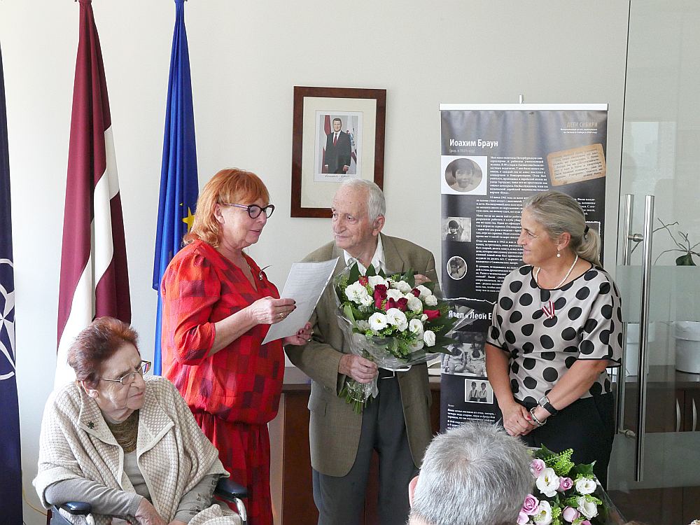 PBLA Goda balvas pasniegšana 11. novembrī Telavivā. No kreisās: Sibīrijas bērns Ada Viņņika, kinorežisore Dzintra Geka, Franks Gordons un Latvijas vēstniece Izraēlā Elita Gavele.