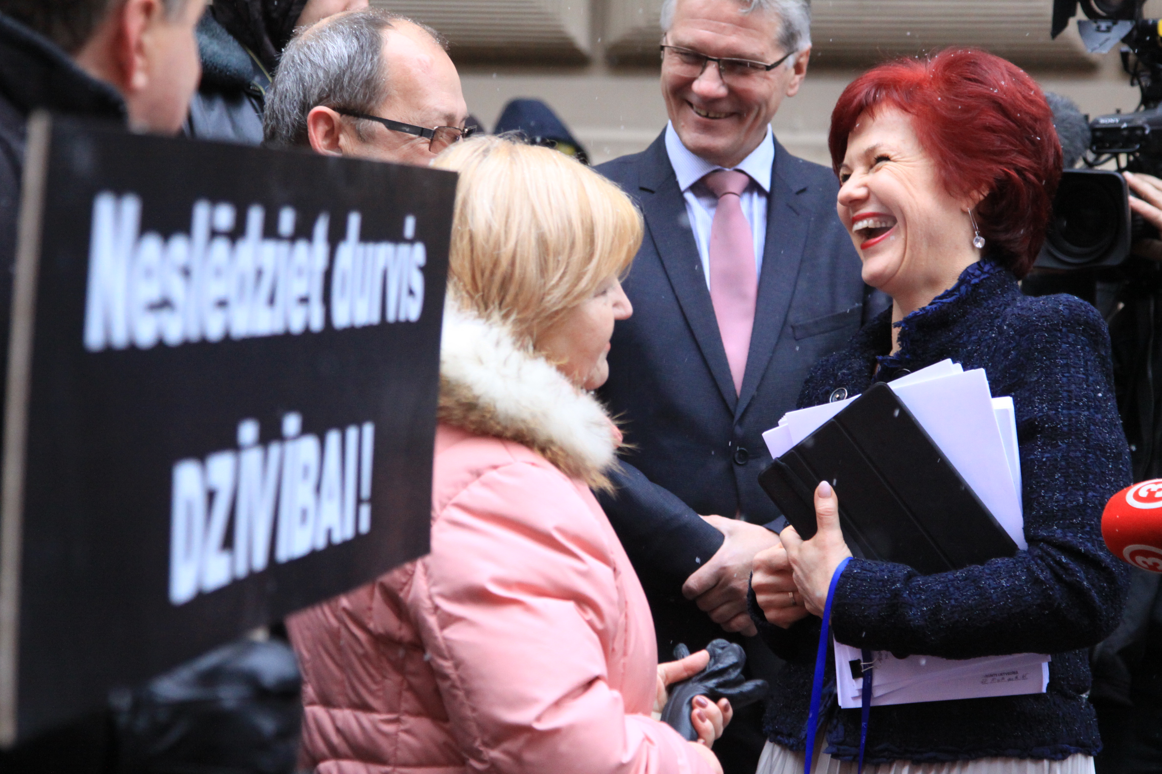 Ar cilvēkiem tikās arī Saeimas deputāti.