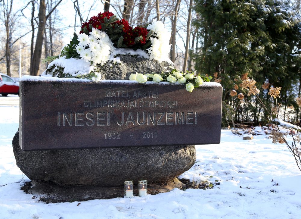 Ziedi uz šķēpmetējas Ineses Jaunzemes piemiņas akmens Traumatoloģijas un ortopēdijas slimnīcas parkā.
