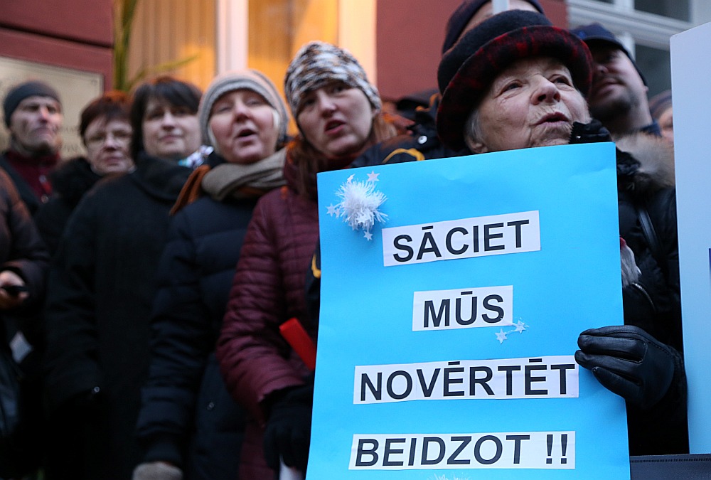 Pedagogu neapmierinātība ar profesijas zemo novērtējumu uzskatāmi redzama regulārās skolotāju protesta akcijās par labākiem darba un dzīves apstākļiem.
