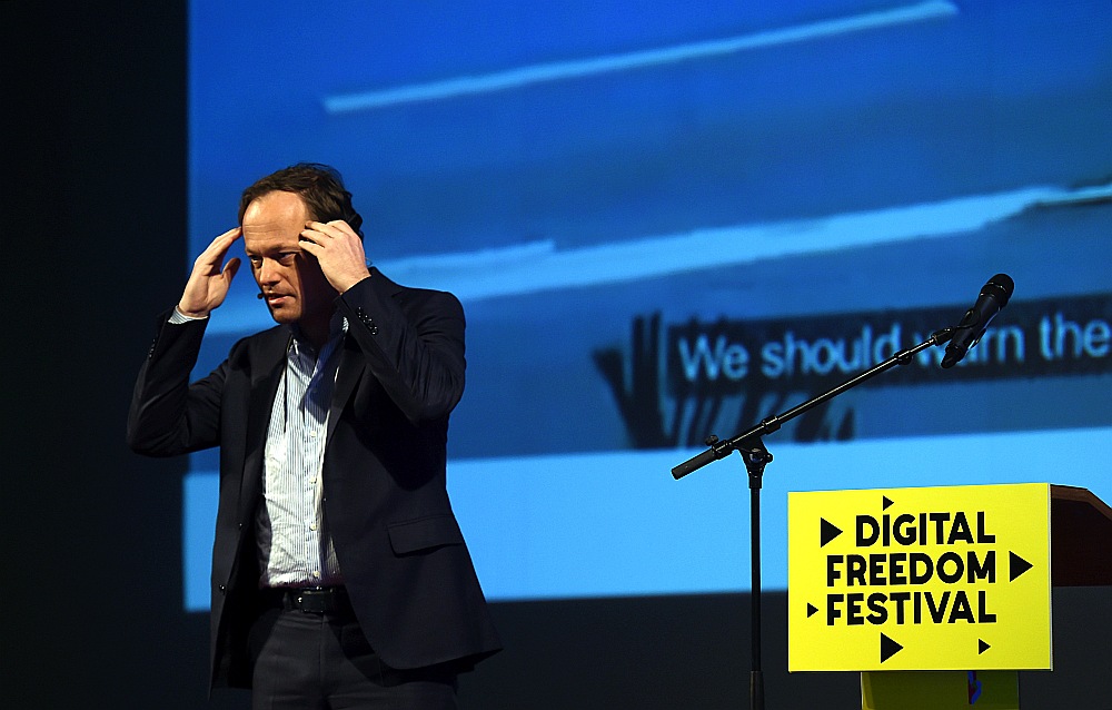 Pasaulē vadošās tehnoloģiju domnīcas “SingurityUniversity” izveidotājs Nīderlandē Jurijs van Gēsts “Digital Freedom Festival” konferencē: “Nākamais uzdevums ir turpmāka mākslīgā intelekta attīstība, izdomājot, kā ar tehnoloģijām radīt cilvēkam piemītošās īpašības – emocionalitāti, pašapziņu.”