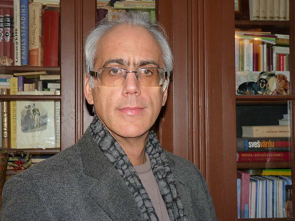 Kaspars Kļaviņš: “Austrumnieki, un jo sevišķi jau arābi, dzīvo viegli, tātad šodienai, un tas ir viņu spēks. Mēs, Rietumu cilvēki, ļoti mīlam rakņāties pagātnē un cenšamies sīki plānot nākotni. Tā nu iznāk, ka laiks un enerģija tiek izšķiesti bezjēdzīgi.”