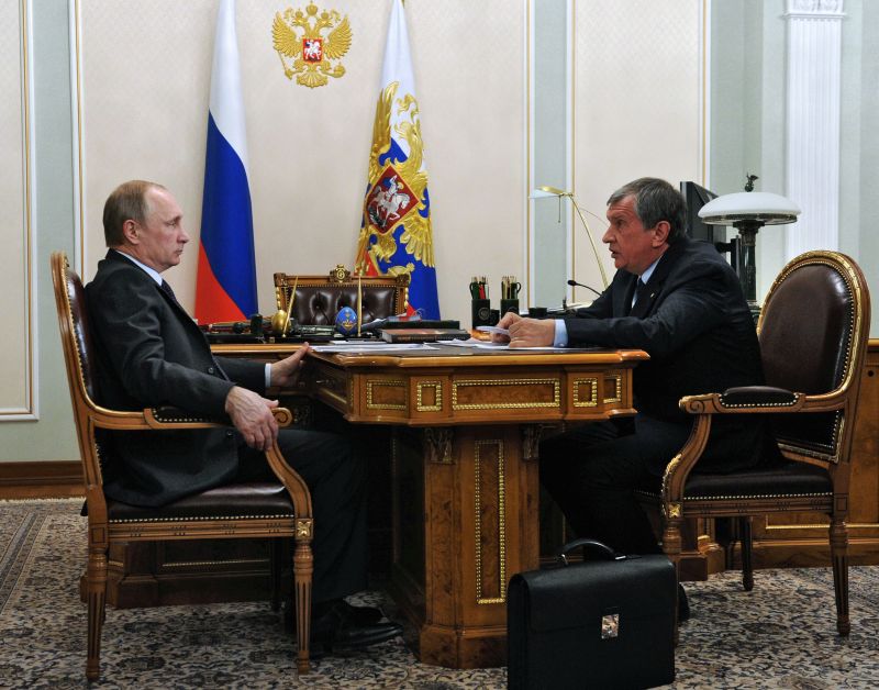 Krievijas prezidents Vladimirs Putins un enerģētikas kompānijas “Rosneftegaz” vadītājs Igors Sečins
