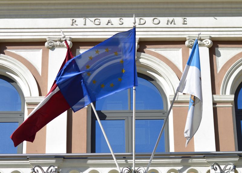 Karogi pie Rīgas domes ēkas.