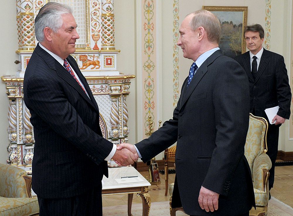 Ekonomikas forumā Sanktpēterburgā 2013. gada jūnijā Krievijas prezidents Vladimirs Putins (no kreisās) apbalvo ar Draudzības ordeni firmas “ExxonMobil” vadītāju Reksu Tilersonu, kuru jaunievēlētais ASV prezidents Donalds Tramps virza valsts sekretāra amatam.