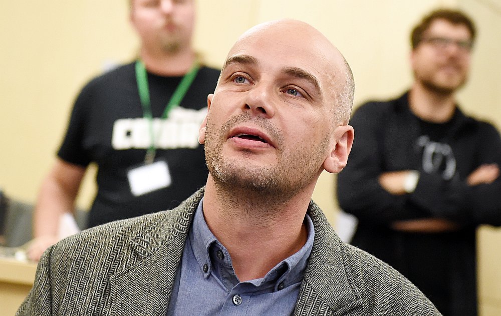 Viens no šā gada festivāla “Prozas lasījumi” laureātiem ir mākslas un tekstu grupas “Orbīta” dalībnieks Sergejs Timofejevs ar konspiroloģisko stāstu “Dzeltenie taustiņi”.