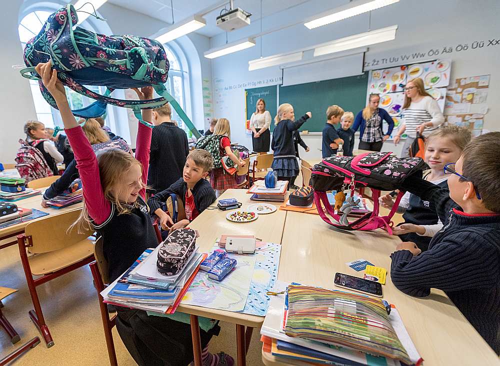 Par vienu no Eiropas valstu līderēm jāatzīst mūsu kaimiņvalsti Igauniju, kas dabaszinātņu kompetencē ieņem pat trešo vietu. Arī lasīšanā igauņu skolēniem ir augsti sasniegumi. Attēlā: 2. klases skolēni Tallinas Angļu koledžā.