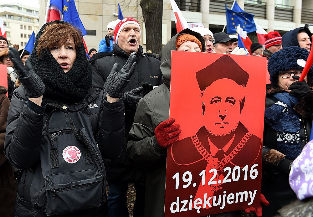 Varšavas iedzīvotāji demonstrācijā pie Polijas Konstitucionālās tiesas ēkas pauž pateicību tās līdzšinējam priekšsēdim Andžejam Ržeplinskim par centieniem saglabāt tiesu varas neatkarību.