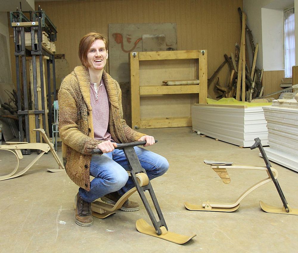 Artūra radītais braucamrīks sver 2,5 kg, tāpēc bērniem ir viegli to dabūt atpakaļ kalnā, lai no jauna izbaudītu šļūcienu. Īpaši izliektais rāmis slāpē triecienus, tāpēc ir saudzīgs pret bērna muguru.