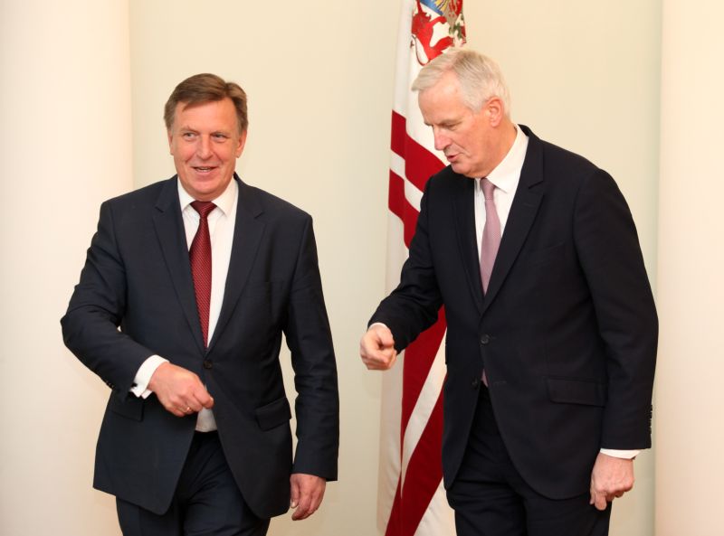 Ministru prezidents Māris Kučinskis (no kreisās) un “Brexit” galvenais pārstāvis Maikls Barnjē tikšanās laikā Ministru kabinetā.