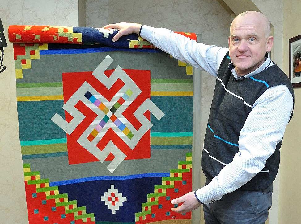 Uz interviju Dagnis Čākurs ierodas ar mākslinieces Anitas Celmas austo gobelēnu “Ugunskrusts”. “Te viss ir pateikts, nekas vairāk nav vajadzīgs,” teic Dagnis Čākurs.