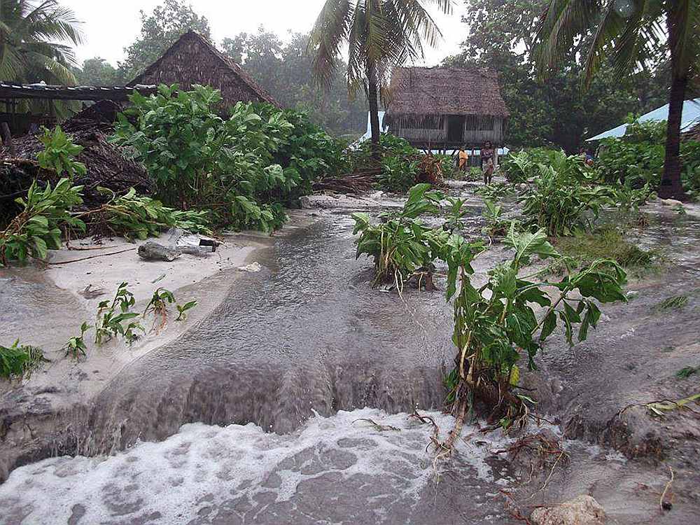 Klusā okeāna salu valstu Kiribati regulāri plosa tropiskie cikloni, kas apvienojumā ar okeāna ūdens līmeņa nemitīgu celšanos pamudinājuši iedzīvotājus sagatavoties sliktākajam un būt gataviem pamest dzimtās salas.