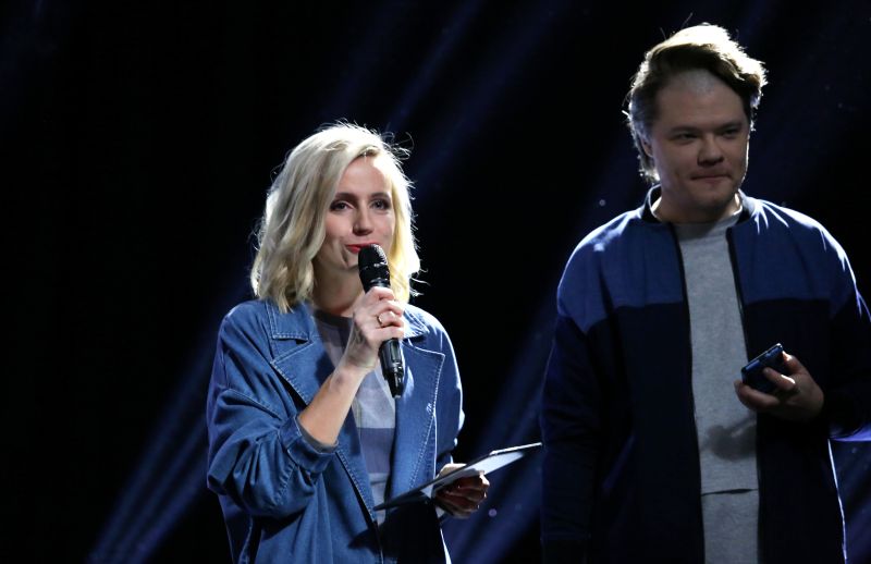 Radio dīdžejs Toms Grēviņš un televīzijas raidījumu vadītāja Ketija Šēnberga