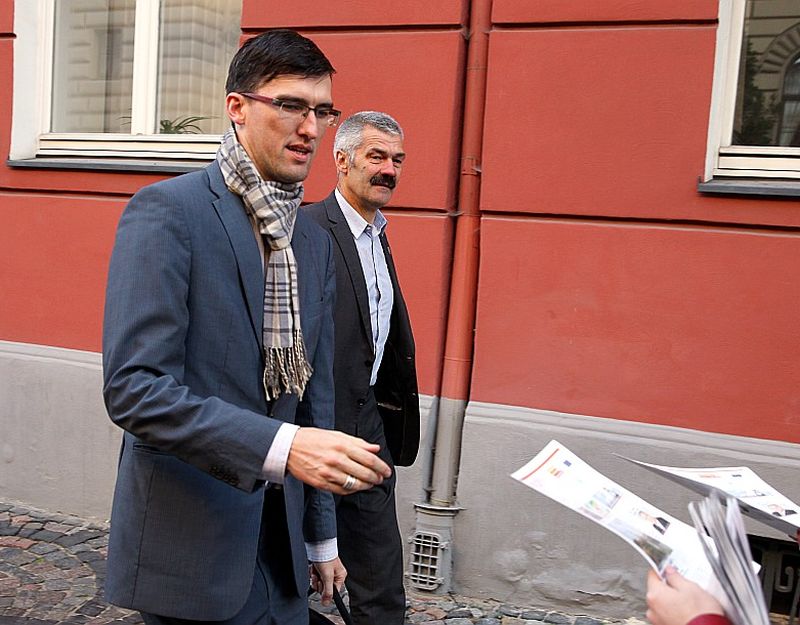 Saeimas deputāts Juris Viļums (no kreisās) dzīvo vistālāk – no Rīgas līdz viņa mājām Dagdas novada Ezerniekos ir nepilni 300 kilometri, tāpēc arī viņam pienākas vislielākā kompensācija. Viņš par transportu saņēmis 4006,54 eiro, par dzīvokli – 4920 eiro gadā, viņa kolēģis Valters Dambe par transportu – 6696,08 eiro gadā.