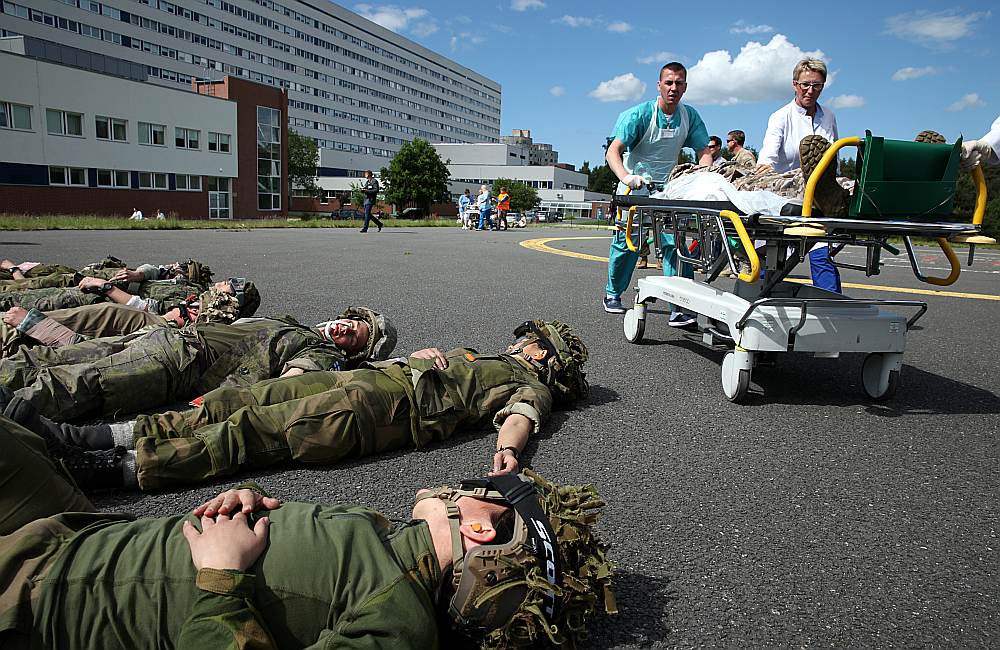 2015. gada jūnijā Gaiļezera slimnīcā notika ASV speciālo spēku militārās mācības, kad tika izspēlēts plašs nelaimes gadījums Ādažos un Rēzeknē militāro uzdevumu izpildes laikā, kurā ir cietis liels skaits ASV karavīru. Cietušie ar helikopteriem un autotransportu tika nogādāti slimnīcas uzņemšanas nodaļā. Par laimi, trauksmes signāls toreiz neatskanēja.